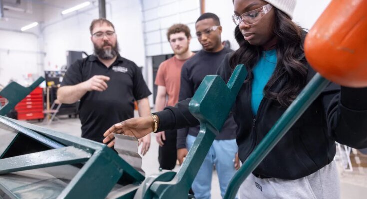 OPINION: We view college as a career path, but it fails too many students.

 Clio