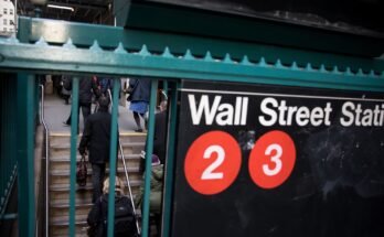 Warren pressures insurance regulators for answers about Wall Street influence

 Clio