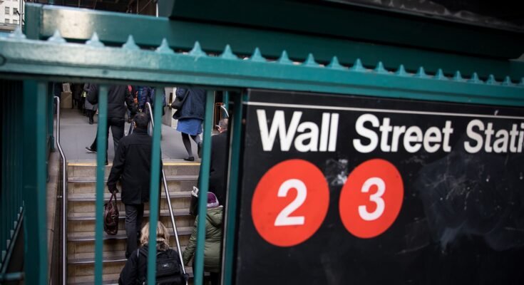 Warren pressures insurance regulators for answers about Wall Street influence

 Clio
